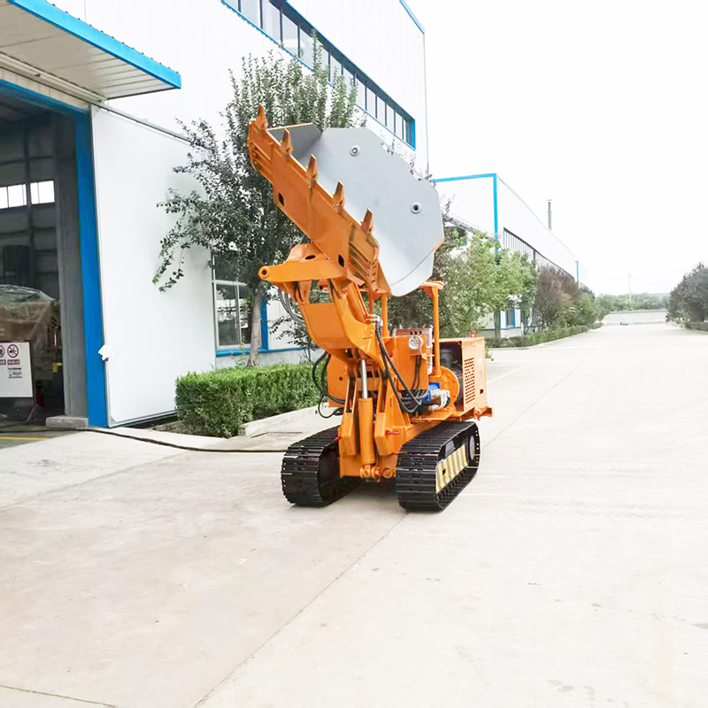 Carregador de rocha com descarga lateral e comando à distância